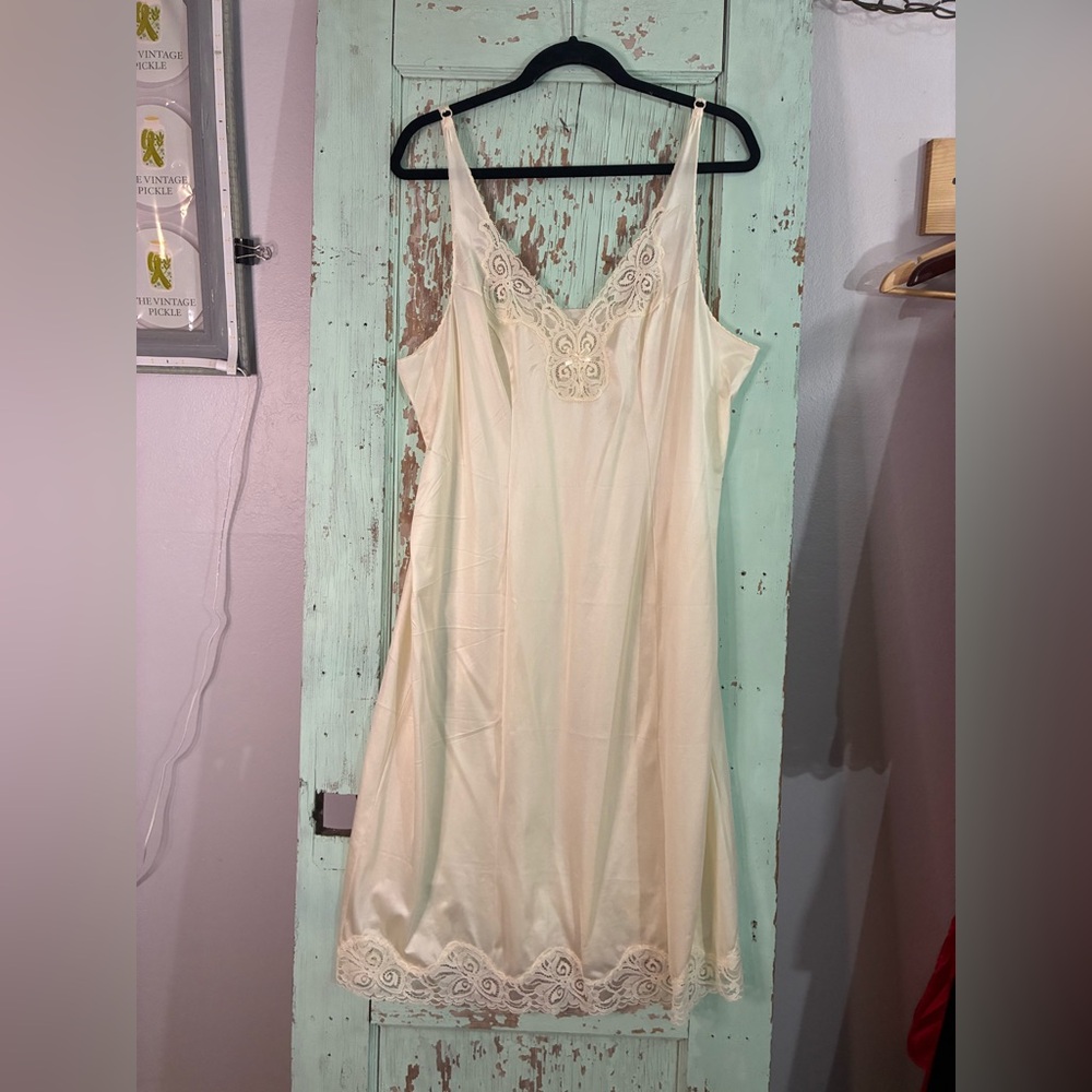 VTG women’s  Cream Lace slip mini dress Chemise